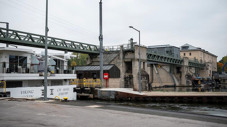 Die Schleuse Viereth am oberfränkischen Main. Ein Binnenschiffer verursachte einen Stromausfall in der Umgebung, als er mit seinem Schiffskran die über den Fluss führende Stromleitung beschädigte. Die Schleuse Viereth am oberfränkischen Main. Ein Binnenschiffer verursachte einen Stromausfall in der Umgebung, als er mit seinem Schiffskran die über den Fluss führende Stromleitung beschädigte.
