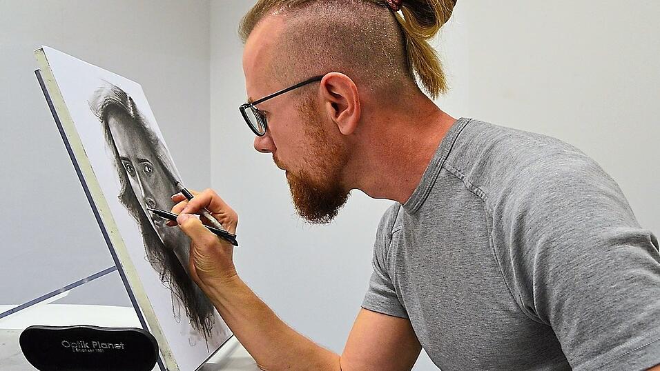 Heiko Juranowitsch beim Zeichnen und damit verbundenem Wegradieren. Heiko Juranowitsch beim Zeichnen und damit verbundenem Wegradieren.