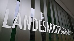 Urteil des Landesarbeitsgerichts zu Lohnunterschieden bei Daimler Truck. (Archivbild) Urteil des Landesarbeitsgerichts zu Lohnunterschieden bei Daimler Truck. (Archivbild)