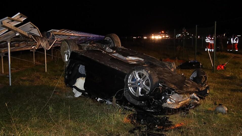 Bei einem schweren Unfall auf der A3 bei Barbing ist am Donnerstagabend ein junger Autofahrer t&ouml;dlich verungl&uuml;ckt. Sein Beifahrer wurde schwer verletzt.