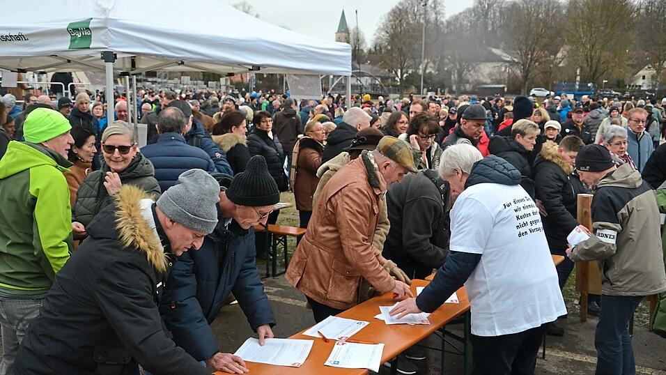 1.441 Teilnehmer der Protestaktion trugen sich in die Unterschriftenlisten f&uuml;r eine Landtagspetition zum Erhalt der Krankenh&auml;user im l&auml;ndlichen Raum ein.