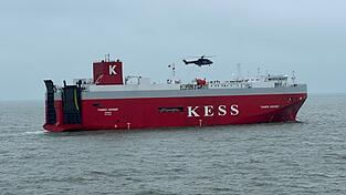 Der Frachter soll zurück in den Emder Hafen. Der Frachter soll zurück in den Emder Hafen.