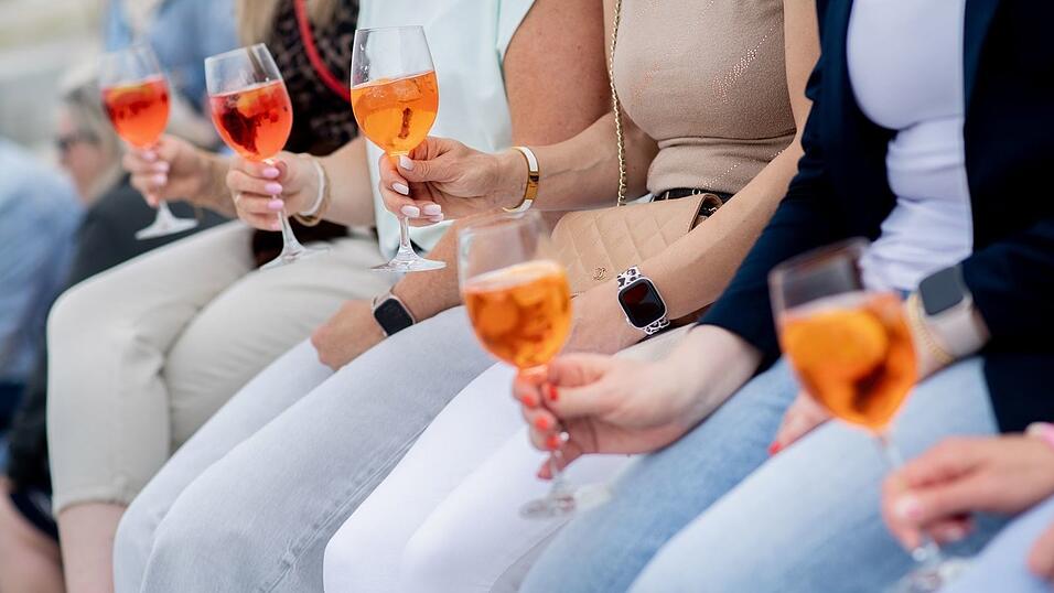 Frauen, die Aperol Spritz trinken - sieht man häufig in Deutschland. (Archivbild) Frauen, die Aperol Spritz trinken - sieht man häufig in Deutschland. (Archivbild)