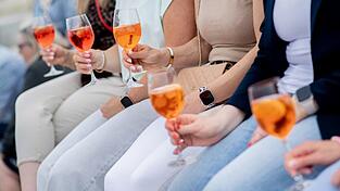 Frauen, die Aperol Spritz trinken - sieht man häufig in Deutschland. (Archivbild) Frauen, die Aperol Spritz trinken - sieht man häufig in Deutschland. (Archivbild)