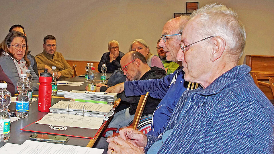 Klaus Cholewa (rechts) am Donnerstag im Sozialausschuss: „Es geht darum, sich anzunehmen.“ Klaus Cholewa (rechts) am Donnerstag im Sozialausschuss: „Es geht darum, sich anzunehmen.“