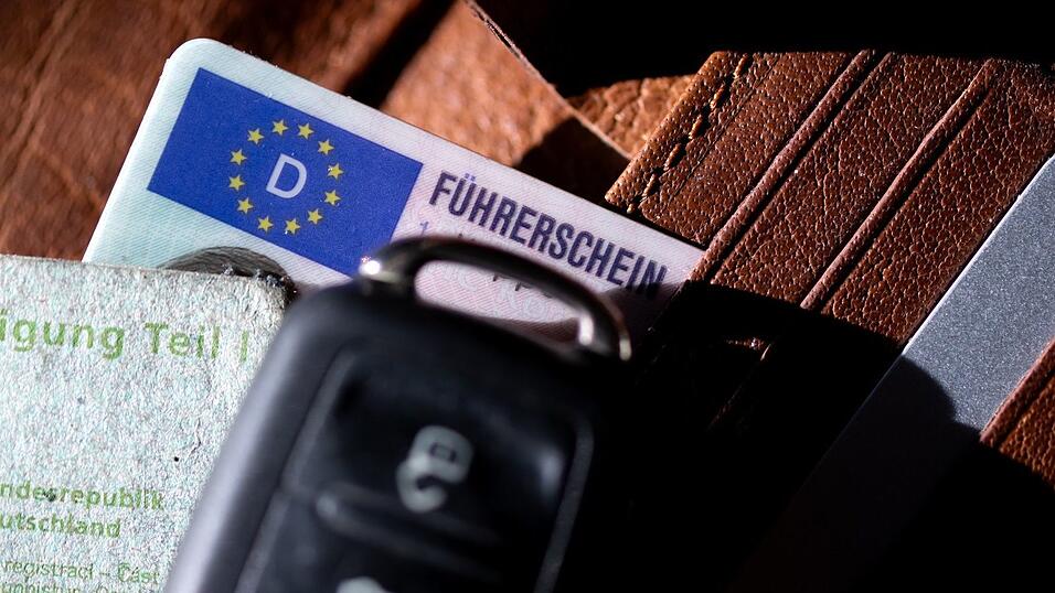 Bundesverkehrsminister Patrick Schnieder hält die Kosten für den Führerschein in Deutschland für zu hoch. (Symbolbild) Bundesverkehrsminister Patrick Schnieder hält die Kosten für den Führerschein in Deutschland für zu hoch. (Symbolbild)