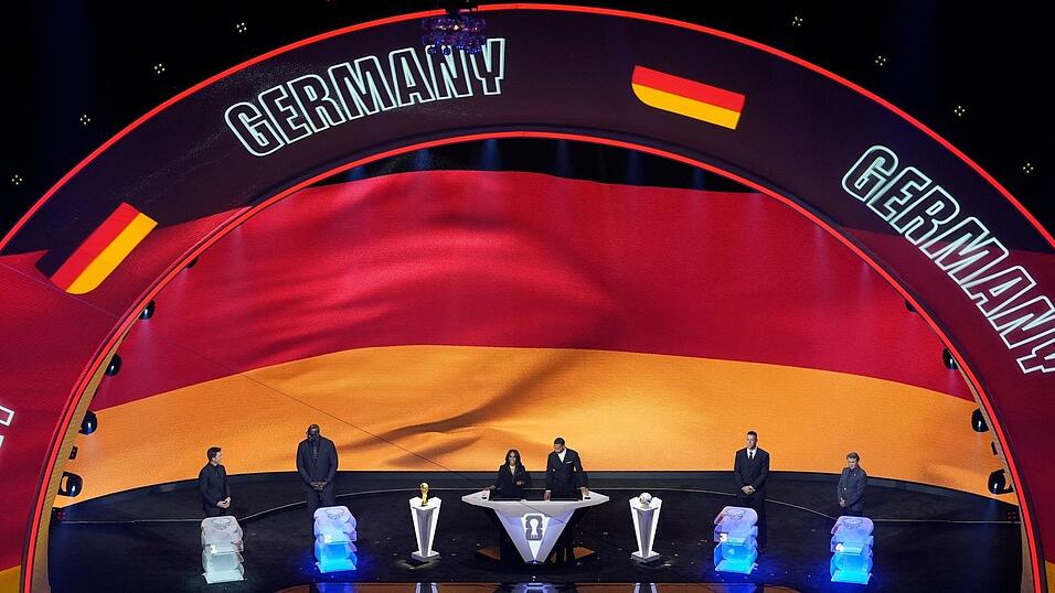 Die Bühne bei der WM-Auslosung leuchtet in den deutschen Farben. Die Bühne bei der WM-Auslosung leuchtet in den deutschen Farben.