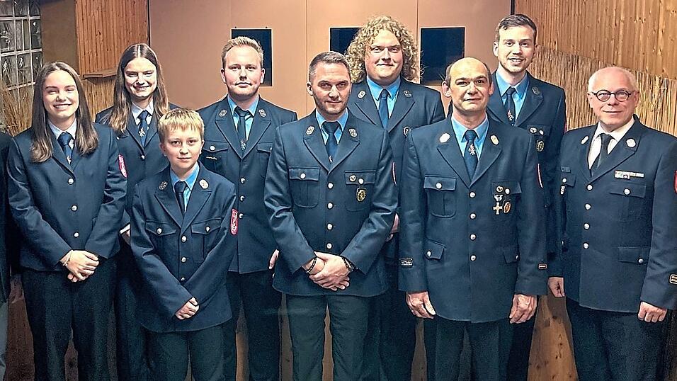 Die Verantwortlichen mit den &bdquo;Geehrten&ldquo; und den &bdquo;Neuen&ldquo; mit KBM Uwe Taglinger und B&uuml;rgermeister Johann Angstl.