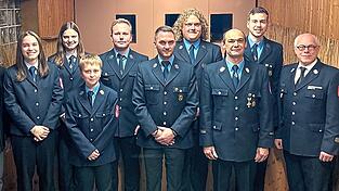 Die Verantwortlichen mit den &bdquo;Geehrten&ldquo; und den &bdquo;Neuen&ldquo; mit KBM Uwe Taglinger und B&uuml;rgermeister Johann Angstl.