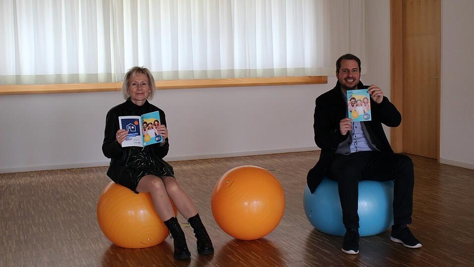 Vhs-Leiterin Marion Zimmermann und Bürgermeister Mathias Kohlmayer präsentieren das neue Programm der Volkshochschule. Vhs-Leiterin Marion Zimmermann und Bürgermeister Mathias Kohlmayer präsentieren das neue Programm der Volkshochschule.