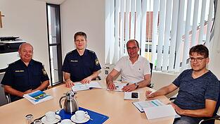 Der stellvertretender PI-Leiter Franz Salzberger (v.l.), Inspektionsleiter Landau Stephan Lehner, Bürgermeister Martin Hiergeist und Rainer Fiedler vom Ordnungsamt besprachen die Zahlen. Der stellvertretender PI-Leiter Franz Salzberger (v.l.), Inspektionsleiter Landau Stephan Lehner, Bürgermeister Martin Hiergeist und Rainer Fiedler vom Ordnungsamt besprachen die Zahlen.