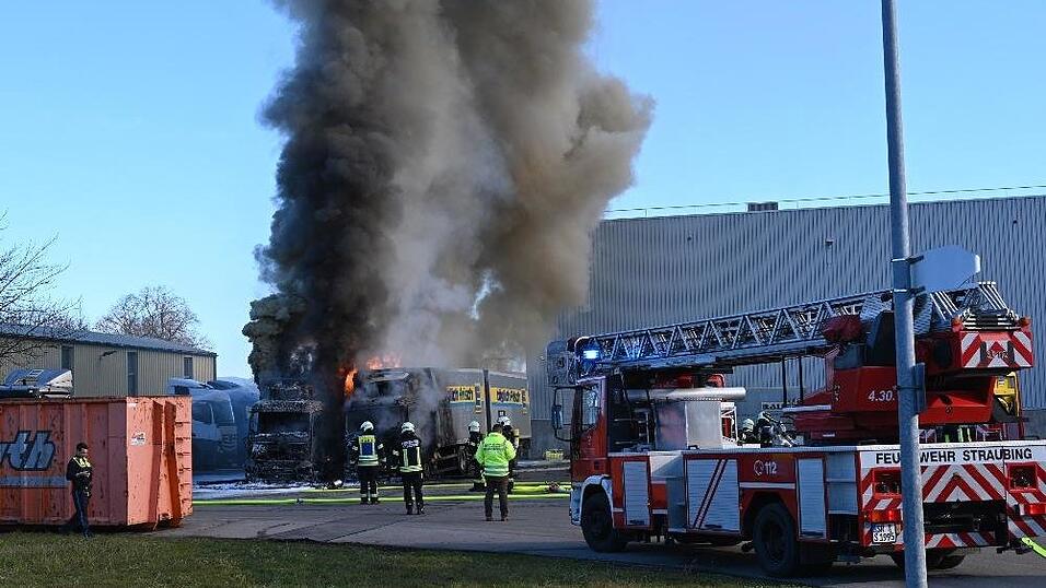 Auf dem Geläne des Logistikzentrums Edeka stehen zwei Lastwagen im Vollbrand. Auf dem Geläne des Logistikzentrums Edeka stehen zwei Lastwagen im Vollbrand.