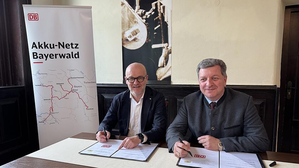 DB Konzernbevollmächtigter Heiko Büttner (l.) und Verkehrsminister Christian Bernreiter unterschreiben den Vertrag. DB Konzernbevollmächtigter Heiko Büttner (l.) und Verkehrsminister Christian Bernreiter unterschreiben den Vertrag.