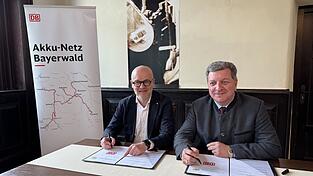DB Konzernbevollm&auml;chtigter Heiko B&uuml;ttner (l.)&nbsp; und Verkehrsminister Christian Bernreiter unterschreiben den Vertrag.