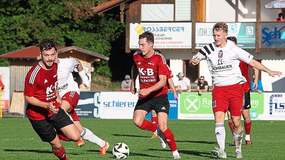 Die „Osserbuam“ (in Rot) schlagen den Vizemeister, bleiben im sechsten Spiel in Folge ohne Niederlage und setzen in der Landesliga ihren Lauf fort.
