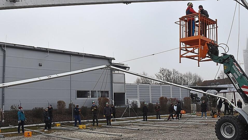 Gemeinsam wird das nächste Gerüststück für das Partyzelt durch die Mitglieder der Faschingsgesellschaft angehoben und befestigt. Gemeinsam wird das nächste Gerüststück für das Partyzelt durch die Mitglieder der Faschingsgesellschaft angehoben und befestigt.