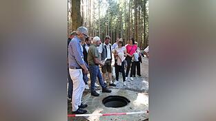 Auch Wasserwart Josef Semmelbauer übernimmt die Führung der Besucher.