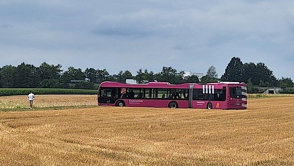 Im Landkreis Straubing-Bogen landete einer der SEV-Bus in einem Kornfeld. Der Fahrer hatte sich verfahren. Im Landkreis Straubing-Bogen landete einer der SEV-Bus in einem Kornfeld. Der Fahrer hatte sich verfahren.