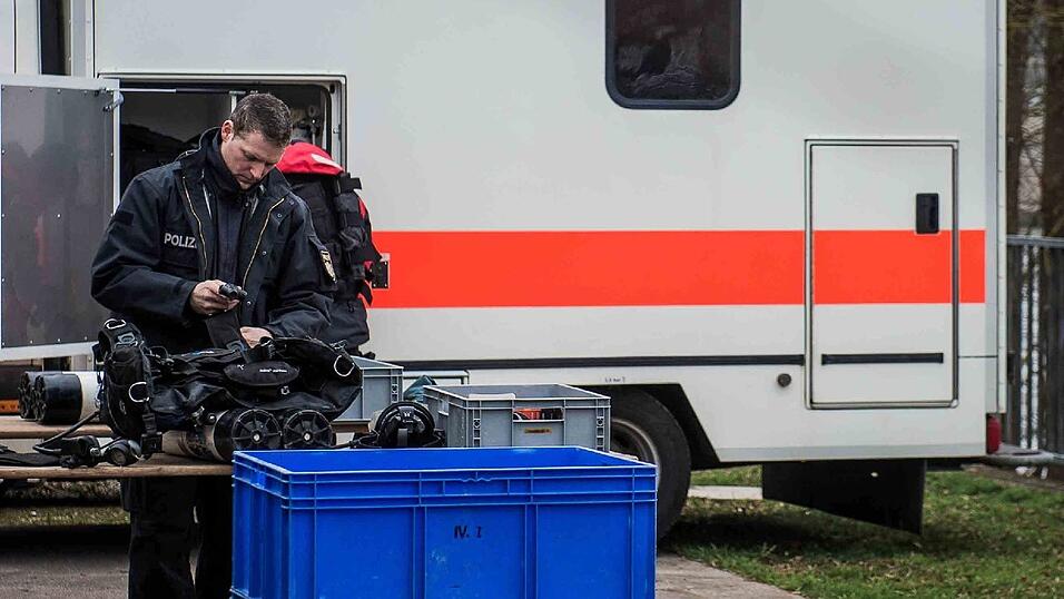 Freitagmorgen: Polizeitaucher machen sich für ihren Einsatz in der eiskalten Donau bereit. Leichenspürhunde hatten dort gestern bei der Suche nach der vermissten Malina an einer bestimmten Stelle angeschlagen. Freitagmorgen: Polizeitaucher machen sich für ihren Einsatz in der eiskalten Donau bereit. Leichenspürhunde hatten dort gestern bei der Suche nach der vermissten Malina an einer bestimmten Stelle angeschlagen.