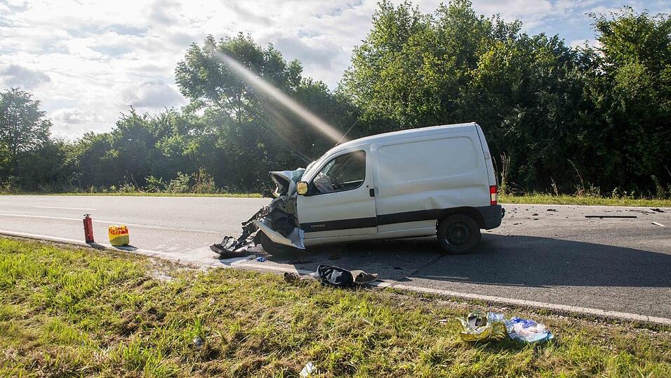 Schwerer Unfall am Freitagmorgen bei Postau (Kreis Landshut). Dort kollidierte ein Auto auf der Gegenfahrbahn frontal mit einem Lastwagen.