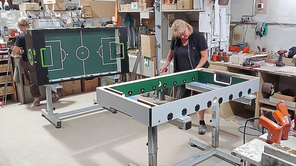 Jeder Kicker wird auf Bestellung gefertigt. Auf einem Zettel sehen die Mitarbeiter, welche Ausstattungsvariante sich der Kunde w&uuml;nscht.