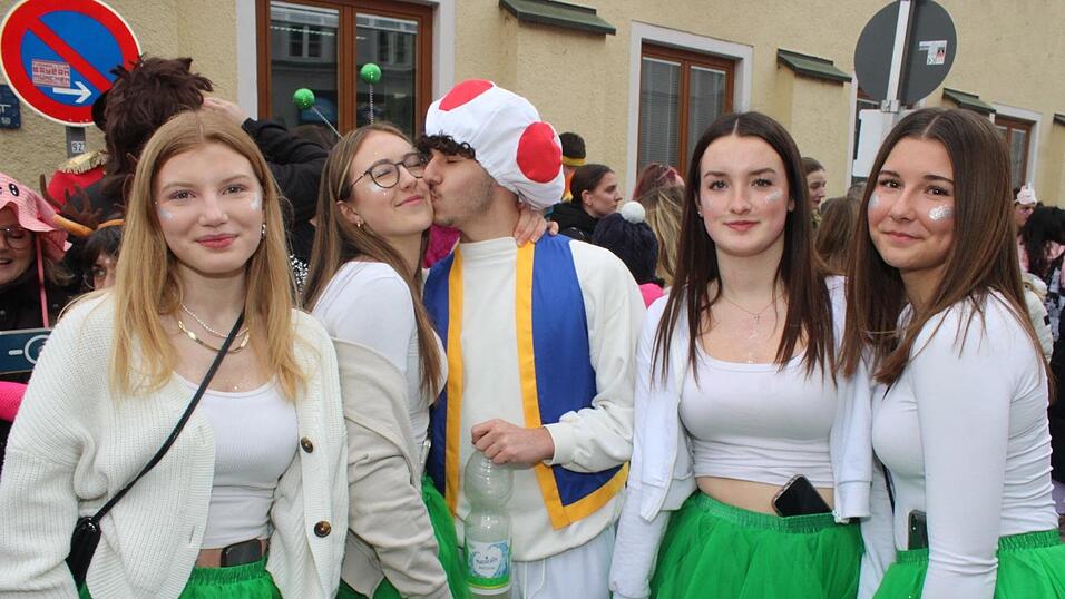 Beste Stimmung herrschte beim Rosenmontagszug in Geisenhausen.