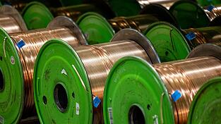 Stromkabel aus Kupfer. Das für die Industrie wichtige Metall und viele andere Rohstoffe sind im vergangenen Jahr wieder teurer geworden (Foto: Illustration) Stromkabel aus Kupfer. Das für die Industrie wichtige Metall und viele andere Rohstoffe sind im vergangenen Jahr wieder teurer geworden (Foto: Illustration)