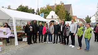 Zur Eröffnung beim Stand der Pomologen: v.l. die evangelische Pfarrerin Veronika Mavridis, Pfarrer Sajo Thomas, die Stadträte Michael Haindl und Mathilde Haindl, stellvertretender Bürgermeister Laurentius Seidl, Franz Gumplinger vom Bund Naturschutz, Heinrich Inkoferer von der Kreisgruppe des BN, Bürgermeister Alfred Holzner, Simone Klavicic vom Gewerbeverein, Stadtrat Georg Haindl und Ingrid Zaglmann sowie Anita Kell vom Gartenbauverein Rottenburg.