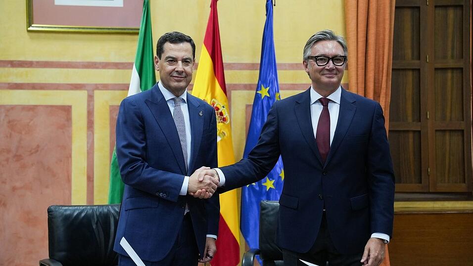 Moreno (l) und Vox-Fraktionssprecher Manuel Gavira besiegeln ihre neue Koalitionsregierung in der bevölkerungsstärksten Region Spaniens. Moreno (l) und Vox-Fraktionssprecher Manuel Gavira besiegeln ihre neue Koalitionsregierung in der bevölkerungsstärksten Region Spaniens.
