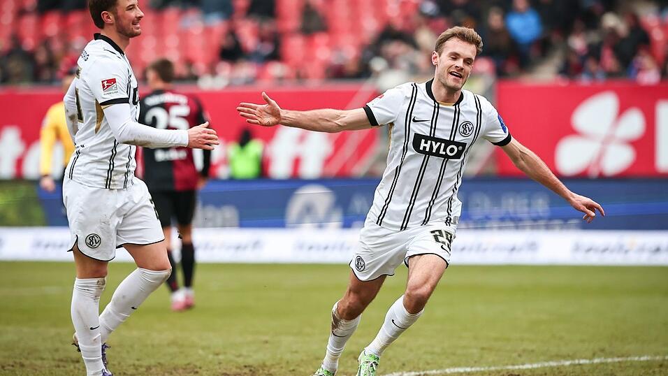 Elversbergs Tom Zimmerschied (r) bestraft den 1. FC N&uuml;rnberg.