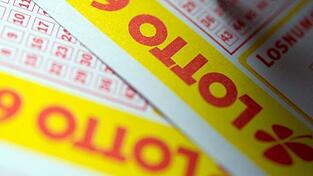 Ein 'schludrig' gespielter Schein machte eine Niederbayerin und ihre Tochter um fast 900.000 Euro reicher. (Symbolbild)