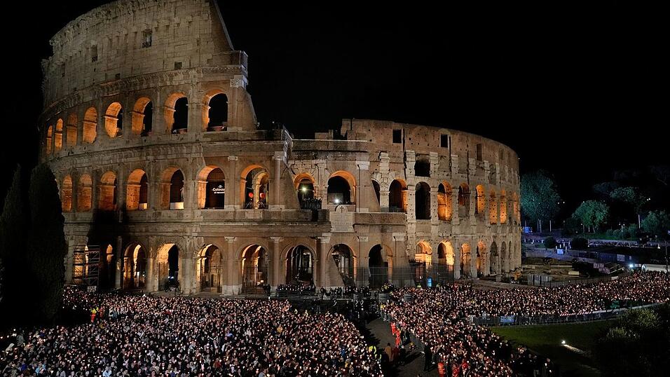 Mit einer Prozession am Kolosseum wird jedes Jahr in Rom an den Kreuzweg erinnert. (Archivbild)