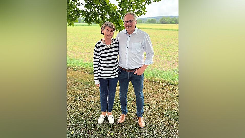 Hans und Magdalena Schmid in ihrem Garten. Die beiden lernten sich bereits mit 18 Jahren kennen und sind seit Jahrzehnten ein eingespieltes Team. Heute Samstag feiert der ehemalige Geschäftsleiter der Stadt Dingolfing seinen 70. Geburtstag. Hans und Magdalena Schmid in ihrem Garten. Die beiden lernten sich bereits mit 18 Jahren kennen und sind seit Jahrzehnten ein eingespieltes Team. Heute Samstag feiert der ehemalige Geschäftsleiter der Stadt Dingolfing seinen 70. Geburtstag.