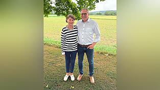 Hans und Magdalena Schmid in ihrem Garten. Die beiden lernten sich bereits mit 18 Jahren kennen und sind seit Jahrzehnten ein eingespieltes Team. Heute Samstag feiert der ehemalige Geschäftsleiter der Stadt Dingolfing seinen 70. Geburtstag. Hans und Magdalena Schmid in ihrem Garten. Die beiden lernten sich bereits mit 18 Jahren kennen und sind seit Jahrzehnten ein eingespieltes Team. Heute Samstag feiert der ehemalige Geschäftsleiter der Stadt Dingolfing seinen 70. Geburtstag.