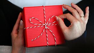 Eine Geschenkbox f&uuml;r sich selbst: Rund 2000 Euro geben die Bundesb&uuml;rger nach einer Umfrage pro Jahr f&uuml;r 'Ich-Geschenke' aus.