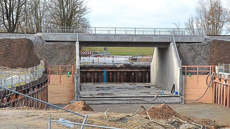 Seit November 2021 ruhten die Arbeiten an der Bahnüberführung bei Aukofen; als nächstes wird die Grundwasserwanne gebaut. Seit November 2021 ruhten die Arbeiten an der Bahnüberführung bei Aukofen; als nächstes wird die Grundwasserwanne gebaut.