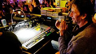 Freds Lieblingsplatz bei &uuml;ber 2.000 Raven-Konzerten: Das Mischpult, damit der Sound stimmte, er &bdquo;seine&ldquo; Live-Musik erleben konnte und lieber im Hintergrund Applaus spendete, als im Rampenlicht selber einen zu bekommen.