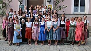 Vor dem ehemaligen Amtsgericht in der Herrenstraße stellten sich die anwesenden, ehemaligen Pfingstbräute zu einer Aufnahme auf. Die Jubelbräute und die Vorjahrespfingstbraut Anna Maria Pielmeier sowie die aktuelle Pfingstbraut Romy Weindl stehen in der ersten Reihe. Vor dem ehemaligen Amtsgericht in der Herrenstraße stellten sich die anwesenden, ehemaligen Pfingstbräute zu einer Aufnahme auf. Die Jubelbräute und die Vorjahrespfingstbraut Anna Maria Pielmeier sowie die aktuelle Pfingstbraut Romy Weindl stehen in der ersten Reihe.