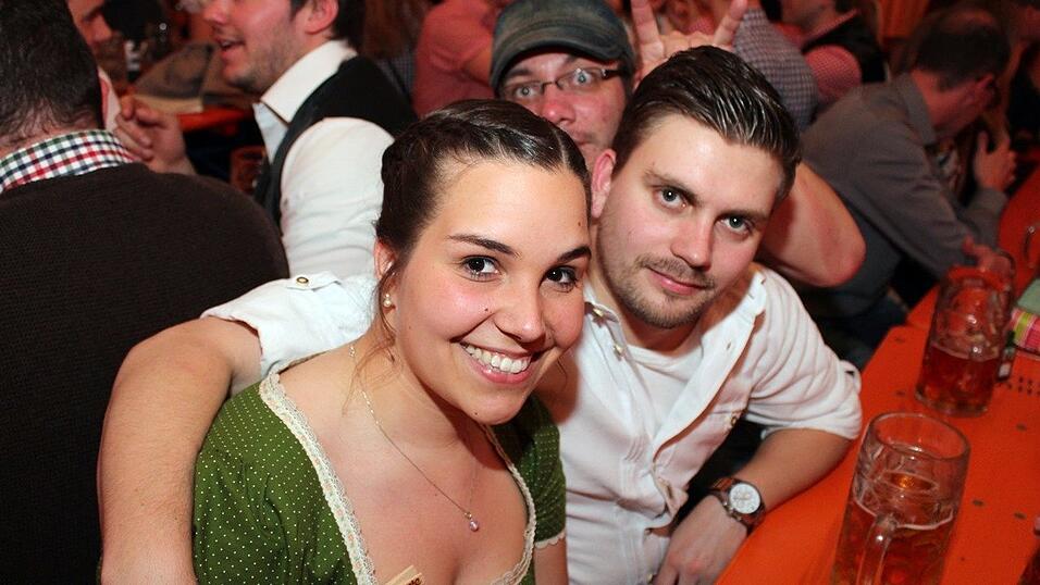 Die Fr&uuml;hjahrsdult 2017 in Landshut neigt sich dem Ende entgegen. Grund genug, noch einmal richtig in den Bierzelten zu feiern - abgerundet vom traditionellen Feuerwerk.