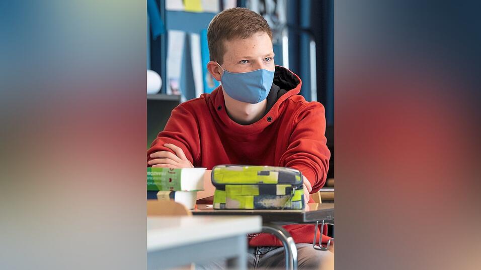 Ein Sch&uuml;ler einer 12. Klasse eines Gymnasiums in Unterhaching im Unterricht - Maske und Abstand halten ist angesagt.  Foto: