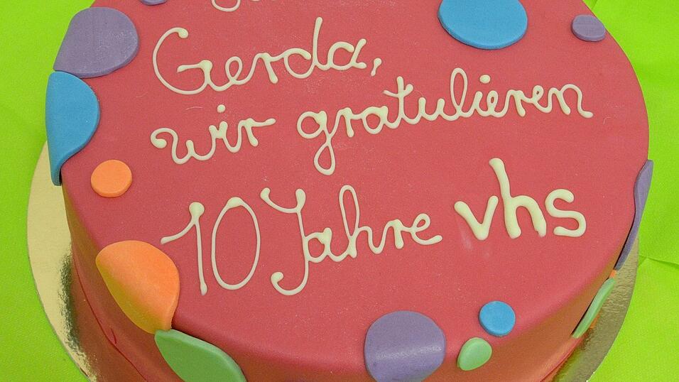 Sogar eine Jubil&auml;umstorte gab es f&uuml;r Gerda Fischer.