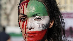 Weltweit gehen viele auf die Straße, um auf die Situation im Iran aufmerksam zu machen.