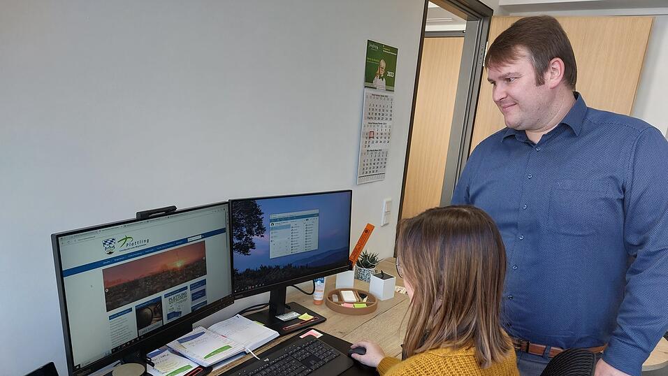 Franziska Lemberger, die Sekret&auml;rin von Gesch&auml;ftsleiter Josef Hofmeister, hat sich auf die Homepage der Stadt geschaltet. Neben ihr steht der EDV-Sachgebietsleiter Roland Kellermeier.