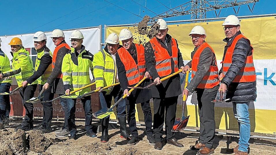 Spatenstich durch Planer, Betreiber und verantwortliche Politiker.