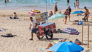 In Badeklamotten sollen Strandgäste in Les Sables-d'Olonne nicht mehr durch Straßen und Geschäfte laufen. (Archivbild)