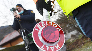 Am Mittwochmorgen beginnt der „24-Stunden-Blitzmarathon“. In der Stadt und im Landkreis Landshut werden in dieser Zeit mehrere Kontrollstellen von der Polizei eingerichtet. Am Mittwochmorgen beginnt der „24-Stunden-Blitzmarathon“. In der Stadt und im Landkreis Landshut werden in dieser Zeit mehrere Kontrollstellen von der Polizei eingerichtet.