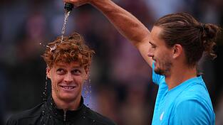 Zverev begie&szlig;t Sinner mit Champagner.