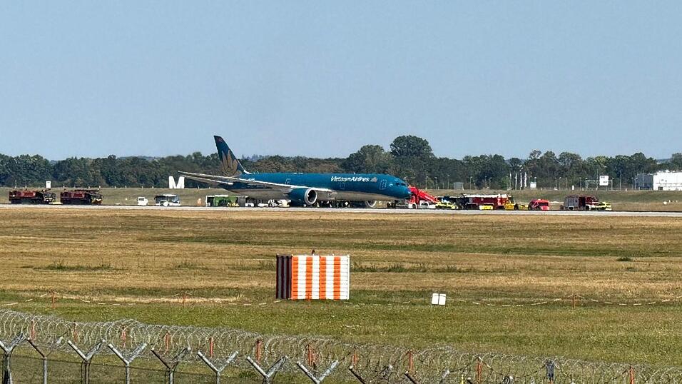Am Samstag war eine Maschine der Vietnam Airlines Maschine kurz nach ihrem Start vom Münchner Flughafen dort wieder gelandet. Am Samstag war eine Maschine der Vietnam Airlines Maschine kurz nach ihrem Start vom Münchner Flughafen dort wieder gelandet.