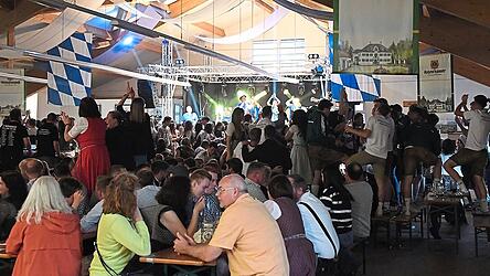 Am Samstagabend sorgten D´Moosner für Stimmung beim Volksfest.