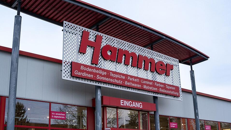 Die Handels- und Einrichtungskette Hammer hat nach eigenen Angaben bundesweit 93 Standorte und beschäftigt rund 1.200 Menschen. Die Handels- und Einrichtungskette Hammer hat nach eigenen Angaben bundesweit 93 Standorte und beschäftigt rund 1.200 Menschen.